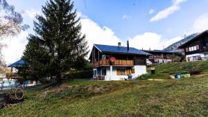 Chalet Independent, Termen