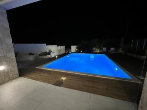 Il marchese in piscina