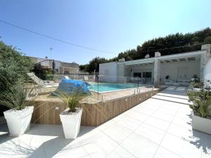 Il marchese in piscina