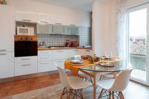 [San Giusto] Elegante Bilocale con Balcone e Vista