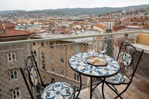 [San Giusto] Elegante Bilocale con Balcone e Vista
