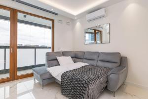 Karolkowa 28 - Prestigious Apartment with Balcony by Renters Prestige