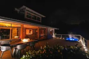 Upea hirsi mökki ulkoporeltaalla sekä kelosaunalla - Räyskälä