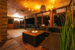 Upea hirsi mökki ulkoporeltaalla sekä kelosaunalla