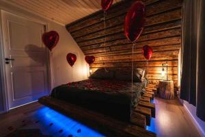 Upea hirsi mökki ulkoporeltaalla sekä kelosaunalla