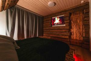 Upea hirsi mökki ulkoporeltaalla sekä kelosaunalla