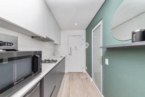 Stunning Studio Apartment with balcony Woodstock!