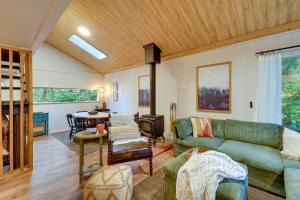 Harstine Island Cabin w Fire Pit: Walk to Beach!