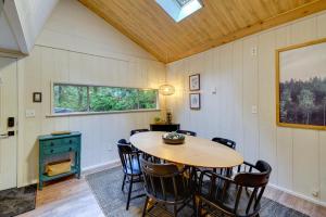 Harstine Island Cabin w Fire Pit: Walk to Beach!