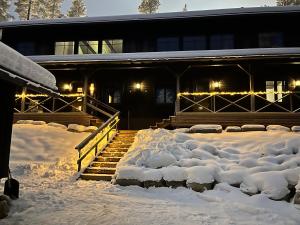 Porthos Ski-in Lodge with private hot tub and sauna in Lapland