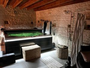Maisons de vacances Maison de 4 chambres avec jacuzzi jardin clos et wifi a Niort : photos des chambres