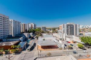 Studio completo ao lado do metro em Moema!