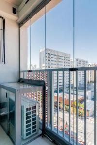 Studio completo ao lado do metro em Moema!