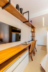 Studio completo ao lado do metro em Moema!