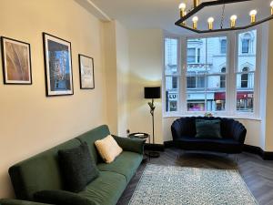 Nombre18 in the Lanes - Two Apartments in One - Large 5 bed 4 bath - Sleeps 12