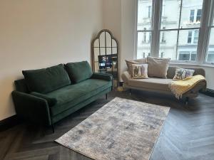 Nombre18 in the Lanes - Two Apartments in One - Large 5 bed 4 bath - Sleeps 12