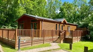Devon Comfort Lodge with Hot Tub - Spa Resort in Devon - Luton