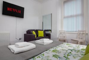 Modern 3BR Near Docks Free Parking Fast Wi-Fi