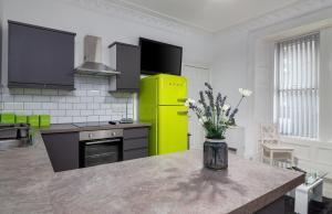 Modern 3BR Near Docks Free Parking Fast Wi-Fi