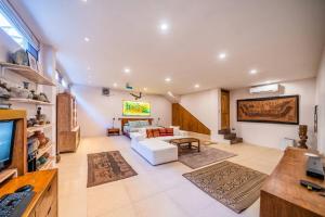 Jado 1 Unique Cinema Entertainment Villa in Umalas