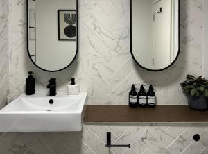 Riverside Wharf - Free Parking, Business, Couples & Families