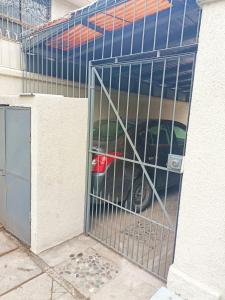 Alojamiento familiar Ñuñoa con estacionamiento a pasos del Estadio Nacional e ISP