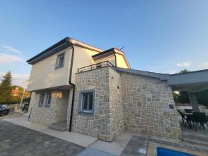 Holiday house with a swimming pool Gabonjin, Krk - 21702 - 4hvězdičkové hotely ve městě Malinska