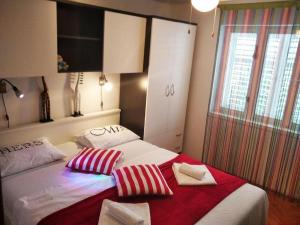 Apartments by the sea Tisno, Murter - 22006