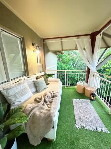 Luxury 2 Bedroom apartment, Treetop views, Resort with 4 swimming pools