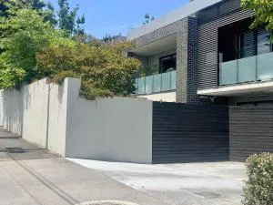 Glen Iris Gem - Modern Apartment with Car Park - Carnegie