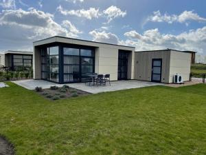 Marina Strandbad Chalet Aan het Water mit Zaun Haus Nr 134