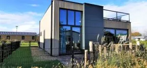 Enkhuizer Strand Cube Elite Estel mit Dachterrasse und Zaun Haus Nr 337 - Andijk