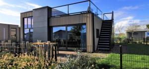 Enkhuizer Strand Cube Elite Estel mit Dachterrasse und Zaun Haus Nr 337