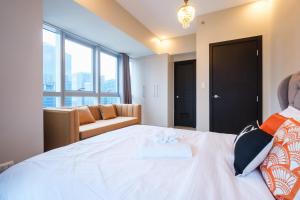 Spacious 2BR Apartment in BGC with Workspace & Washer