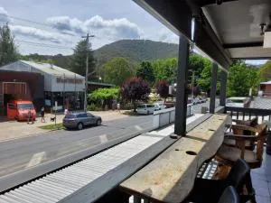 Coach House Inn - Bright