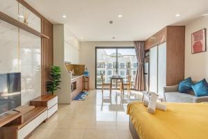 Vinhomes DCapitale Studio Apartment with Sunset view