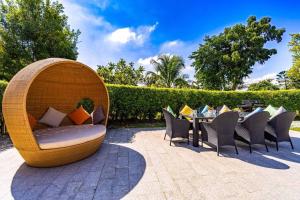 Luxurious 6 Bedroom Mansion Close To Beach CAS