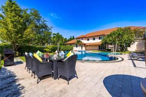 Luxurious 6 Bedroom Mansion Close To Beach CAS
