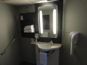 Hotels ibis Carcassonne Centre - La Cite : Chambre Standard avec 1 Lit Double