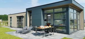 Enkhuizer Strand Chalet Aiwenore Dritte Reihe mit Zaun Haus Nr 246