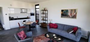 Enkhuizer Strand Chalet Aiwenore Dritte Reihe mit Zaun Haus Nr 246