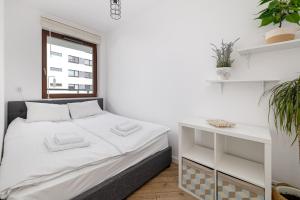 Burakowska 16B - Apartment with Balcony by Noclegi Renters