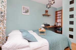 Subtle and Cosy Studio with Furnished Balcony in Gdańsk by Renters