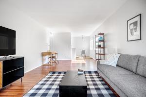 Beverly Hills 1BR Pool nr Beverly Center LAX-401