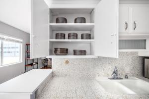 Beverly Hills 1BR Pool nr Beverly Center LAX-401