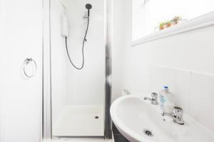 Charming & Modern 2BR - CITY CENTRE Nr the Beach & Famous Pier by Luxiety Stays Serviced Accommodation