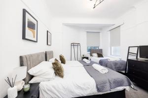 Charming & Modern 2BR - CITY CENTRE Nr Westcliff Beach & High Street by Luxiety Stays