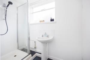 Charming & Modern 2BR - CITY CENTRE Nr the Beach & Famous Pier by Luxiety Stays Serviced Accommodation