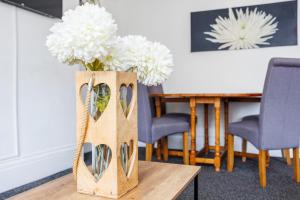 Charming & Sunny 2BR - City Centre Nr the BEACH & High St by Everhome Ltd
