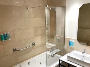 Superior Twin Room with Sea View room in Hotel Miramar